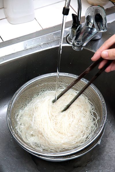 rửa mì bằng nước lạnh rửa mì bằng nước lạnh
